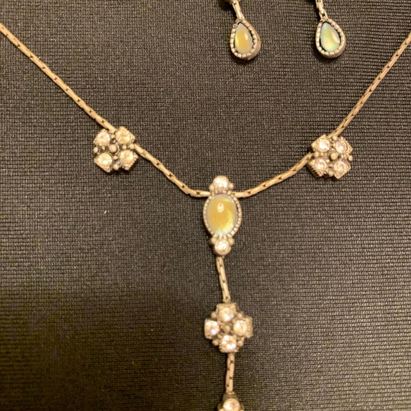 💕4/$20 Vintage look 1928 earrings and necklace - Picture 4 of 4